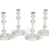 A SET OF FOUR GEORGE II IRISH SILVER CANDLESTICKS - Foto 1