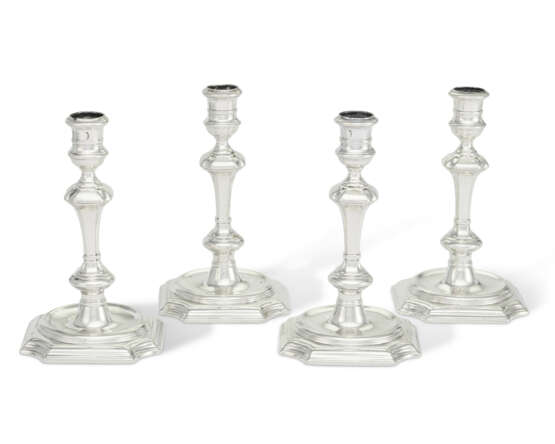 A SET OF FOUR GEORGE II IRISH SILVER CANDLESTICKS - Foto 1 A SET OF FOUR GEORGE II IRISH SILVER CANDLESTICKS - Foto 1