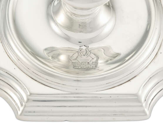 A SET OF FOUR GEORGE II IRISH SILVER CANDLESTICKS - Foto 2 A SET OF FOUR GEORGE II IRISH SILVER CANDLESTICKS - Foto 2