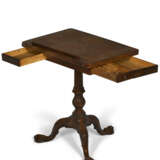 A GEORGE II MAHOGANY READING TABLE - Foto 3