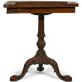 A GEORGE II MAHOGANY READING TABLE - Foto 4