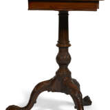 A GEORGE II MAHOGANY READING TABLE - Foto 5