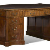 A VICTORIAN MAHOGANY PARTNERS' DESK - Foto 1