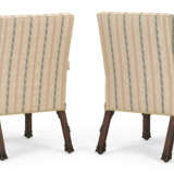 A PAIR OF EARLY GEORGE III MAHOGANY ARMCHAIRS - Foto 8