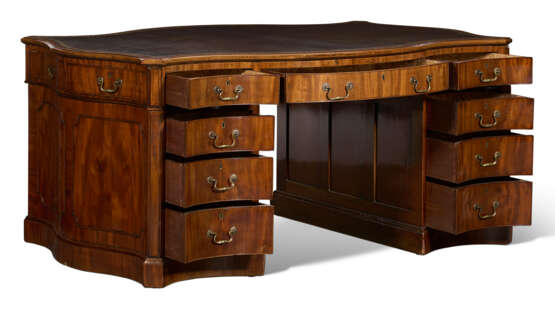 A VICTORIAN MAHOGANY PARTNERS' DESK - Foto 5 A VICTORIAN MAHOGANY PARTNERS' DESK - Foto 5