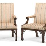 A PAIR OF EARLY GEORGE III MAHOGANY ARMCHAIRS - Foto 11