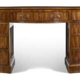 A VICTORIAN MAHOGANY PARTNERS' DESK - Foto 6