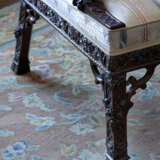 A PAIR OF EARLY GEORGE III MAHOGANY LIBRARY ARMCHAIRS - Foto 5