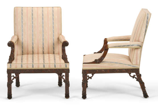 A PAIR OF EARLY GEORGE III MAHOGANY LIBRARY ARMCHAIRS - Foto 6 A PAIR OF EARLY GEORGE III MAHOGANY LIBRARY ARMCHAIRS - Foto 6