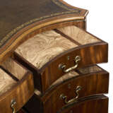 A VICTORIAN MAHOGANY PARTNERS' DESK - Foto 9