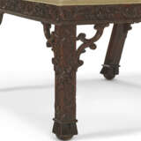 A PAIR OF EARLY GEORGE III MAHOGANY LIBRARY ARMCHAIRS - Foto 7