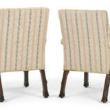 A PAIR OF EARLY GEORGE III MAHOGANY LIBRARY ARMCHAIRS - Foto 8