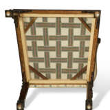 A PAIR OF EARLY GEORGE III MAHOGANY LIBRARY ARMCHAIRS - Foto 9