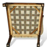 A PAIR OF EARLY GEORGE III MAHOGANY LIBRARY ARMCHAIRS - Foto 10