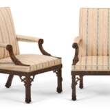 A PAIR OF EARLY GEORGE III MAHOGANY LIBRARY ARMCHAIRS - Foto 11