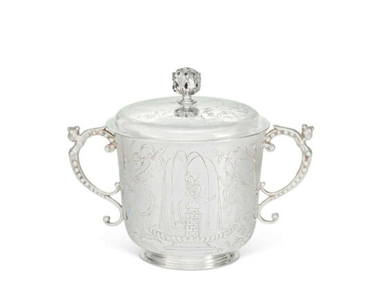 A CHARLES II SILVER TWO-HANDLED PORRINGER AND COVER - Foto 1 A CHARLES II SILVER TWO-HANDLED PORRINGER AND COVER - Foto 1