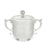 A CHARLES II SILVER TWO-HANDLED PORRINGER AND COVER - Foto 1