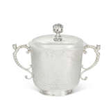 A CHARLES II SILVER TWO-HANDLED PORRINGER AND COVER - Foto 2