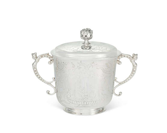 A CHARLES II SILVER TWO-HANDLED PORRINGER AND COVER - Foto 2 A CHARLES II SILVER TWO-HANDLED PORRINGER AND COVER - Foto 2