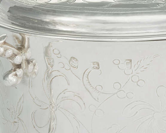 A CHARLES II SILVER TWO-HANDLED PORRINGER AND COVER - Foto 3 A CHARLES II SILVER TWO-HANDLED PORRINGER AND COVER - Foto 3