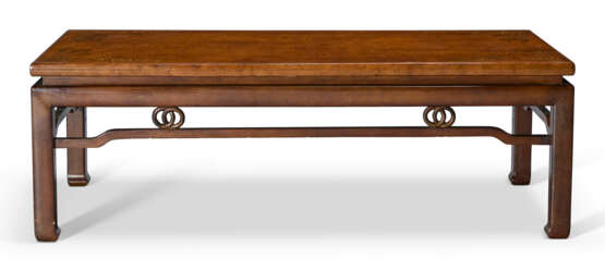 A CHINESE-STYLE PARCEL-GILT AND FAUX-HUANGHUALI LOW TABLE - Foto 1 A CHINESE-STYLE PARCEL-GILT AND FAUX-HUANGHUALI LOW TABLE - Foto 1