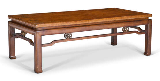 A CHINESE-STYLE PARCEL-GILT AND FAUX-HUANGHUALI LOW TABLE - Foto 2 A CHINESE-STYLE PARCEL-GILT AND FAUX-HUANGHUALI LOW TABLE - Foto 2