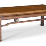 A CHINESE-STYLE PARCEL-GILT AND FAUX-HUANGHUALI LOW TABLE - Foto 2