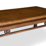 A CHINESE-STYLE PARCEL-GILT AND FAUX-HUANGHUALI LOW TABLE - Foto 3