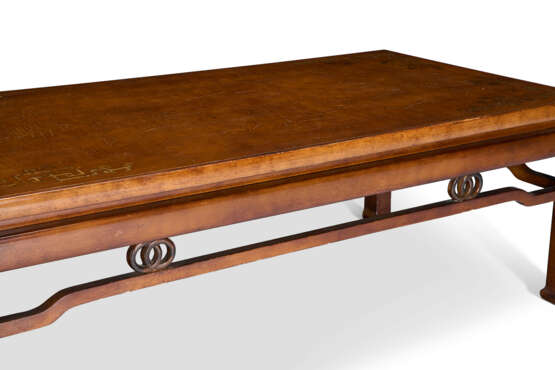 A CHINESE-STYLE PARCEL-GILT AND FAUX-HUANGHUALI LOW TABLE - Foto 3 A CHINESE-STYLE PARCEL-GILT AND FAUX-HUANGHUALI LOW TABLE - Foto 3