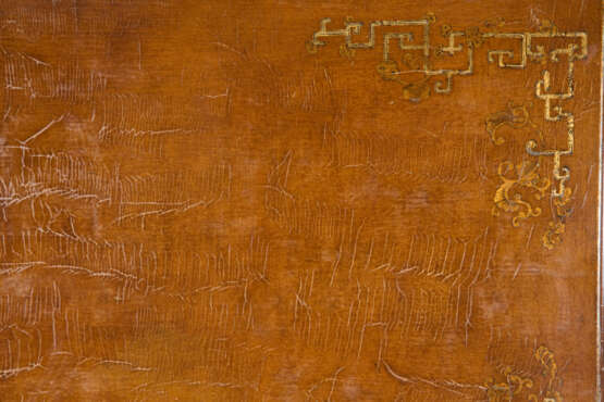 A CHINESE-STYLE PARCEL-GILT AND FAUX-HUANGHUALI LOW TABLE - Foto 4 A CHINESE-STYLE PARCEL-GILT AND FAUX-HUANGHUALI LOW TABLE - Foto 4