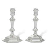 A PAIR OF GEORGE I SILVER CANDLESTICKS - Foto 1