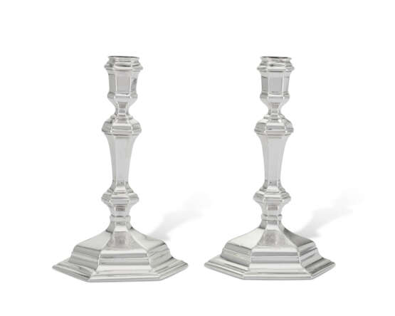 A PAIR OF GEORGE I SILVER CANDLESTICKS - Foto 1 A PAIR OF GEORGE I SILVER CANDLESTICKS - Foto 1