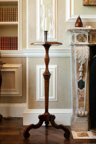 A PAIR OF WILLIAM AND MARY STAINED FIELD MAPLE AND BURR WALNUT CANDLESTANDS - photo 2 A PAIR OF WILLIAM AND MARY STAINED FIELD MAPLE AND BURR WALNUT CANDLESTANDS - photo 2