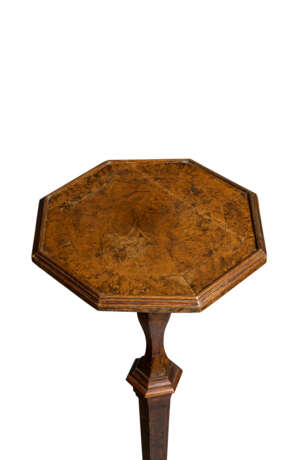 A PAIR OF WILLIAM AND MARY STAINED FIELD MAPLE AND BURR WALNUT CANDLESTANDS - photo 3 A PAIR OF WILLIAM AND MARY STAINED FIELD MAPLE AND BURR WALNUT CANDLESTANDS - photo 3