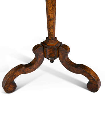 A PAIR OF WILLIAM AND MARY STAINED FIELD MAPLE AND BURR WALNUT CANDLESTANDS - photo 4 A PAIR OF WILLIAM AND MARY STAINED FIELD MAPLE AND BURR WALNUT CANDLESTANDS - photo 4