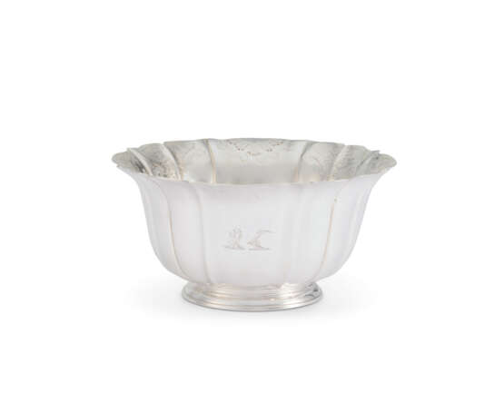 A GEORGE II SILVER BOWL - photo 1 A GEORGE II SILVER BOWL - photo 1