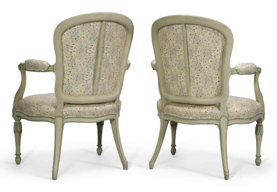 A PAIR OF GEORGE III CREAM AND GREEN-PAINTED OPEN ARMCHAIRS - photo 3 A PAIR OF GEORGE III CREAM AND GREEN-PAINTED OPEN ARMCHAIRS - photo 3