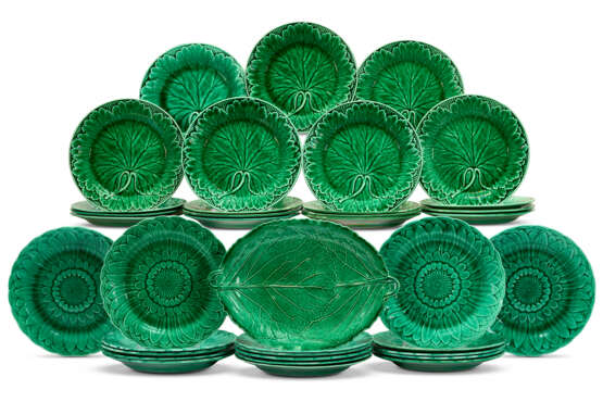 A GROUP OF WEDGWOOD MAJOLICA GREEN-GLAZED SALAD OR DESSERT PLATES - photo 1
