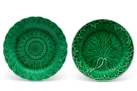 A GROUP OF WEDGWOOD MAJOLICA GREEN-GLAZED SALAD OR DESSERT PLATES - photo 2