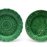 A GROUP OF WEDGWOOD MAJOLICA GREEN-GLAZED SALAD OR DESSERT PLATES - photo 2