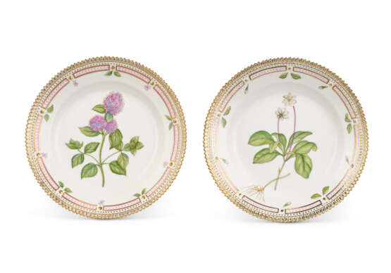 THIRTY-SEVEN ROYAL COPENHAGEN PORCELAIN 'FLORA DANICA' SALAD OR DESSERT PLATES - photo 2