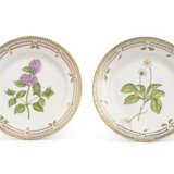 THIRTY-SEVEN ROYAL COPENHAGEN PORCELAIN 'FLORA DANICA' SALAD OR DESSERT PLATES - photo 2