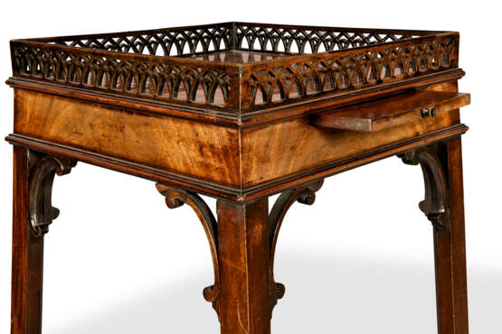 A GEORGE III MAHOGANY KETTLE STAND - photo 5