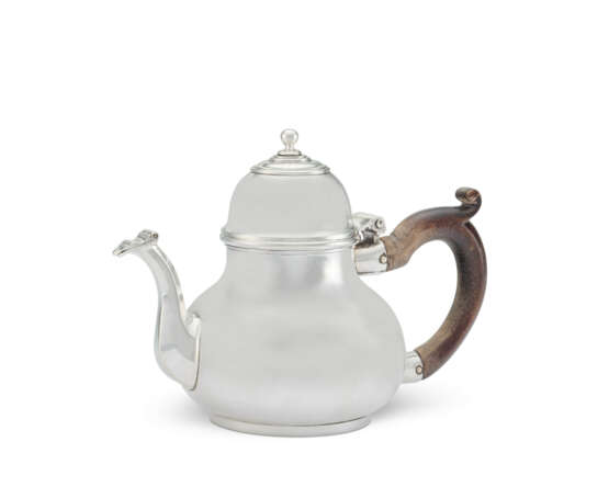 A QUEEN ANNE SILVER TEAPOT - photo 1