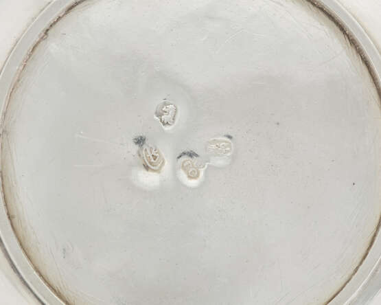 A QUEEN ANNE SILVER TEAPOT - photo 2