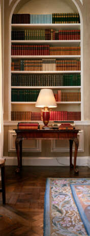 A PAIR OF FRENCH GILT-BRONZE AND RED-PAINTED LAMPS - Foto 2