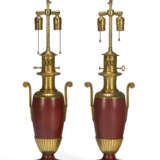 A PAIR OF FRENCH GILT-BRONZE AND RED-PAINTED LAMPS - Foto 3