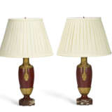 A PAIR OF FRENCH GILT-BRONZE AND RED-PAINTED LAMPS - Foto 4
