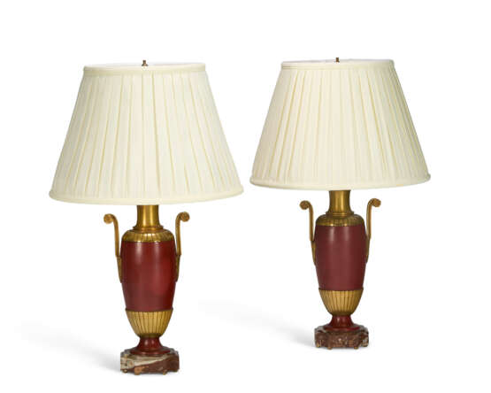 A PAIR OF FRENCH GILT-BRONZE AND RED-PAINTED LAMPS - Foto 5
