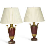 A PAIR OF FRENCH GILT-BRONZE AND RED-PAINTED LAMPS - Foto 5